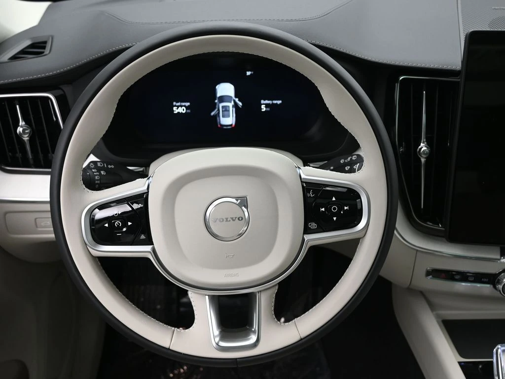 2026 Volvo - image 17