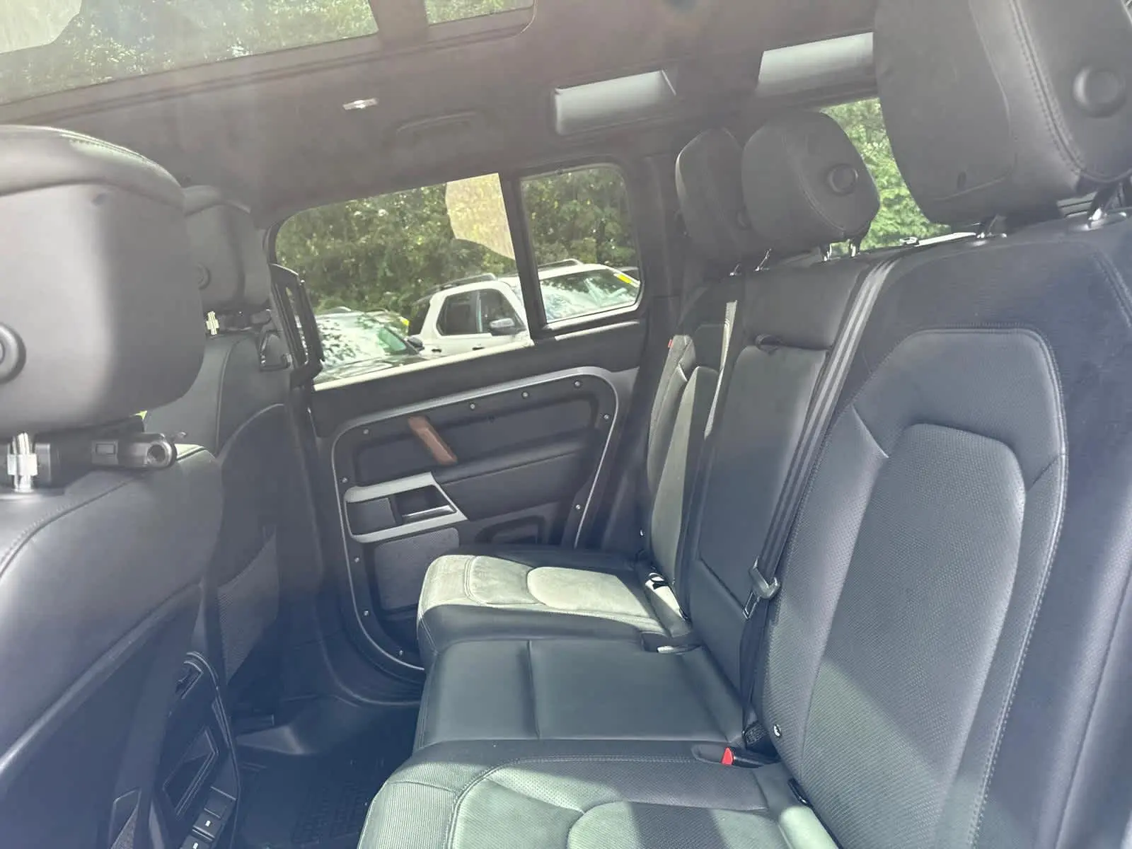 2023 Land Rover Defender X-Dynamic SE photo 30