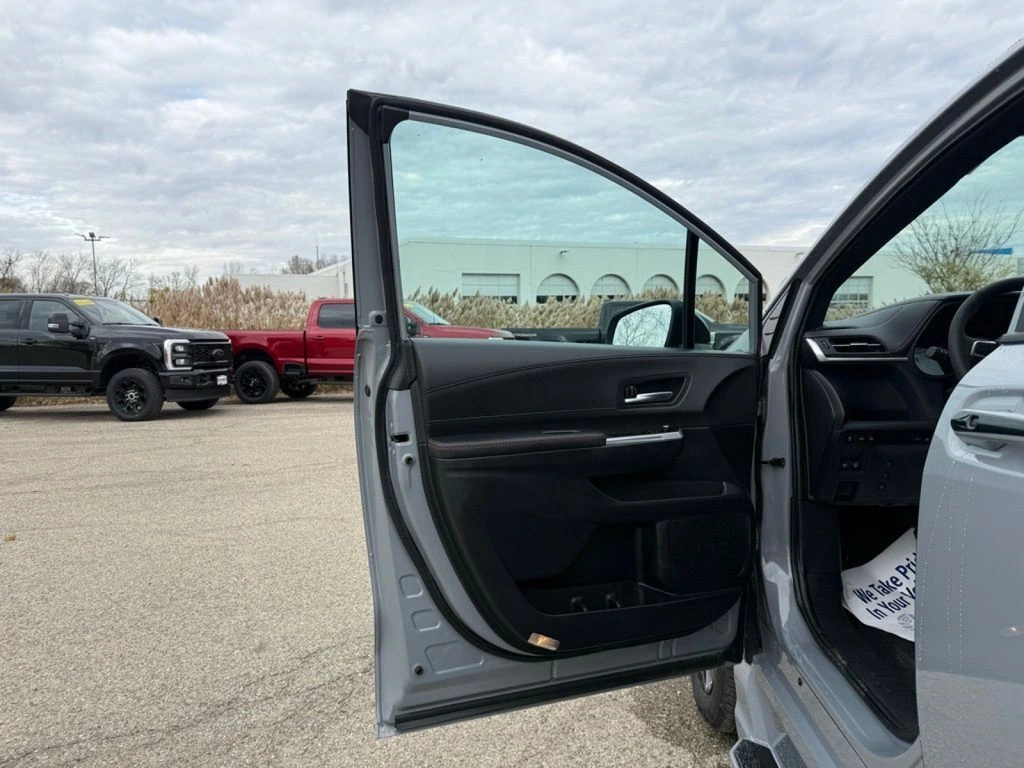 2025 Toyota Sienna XSE - Photo 31