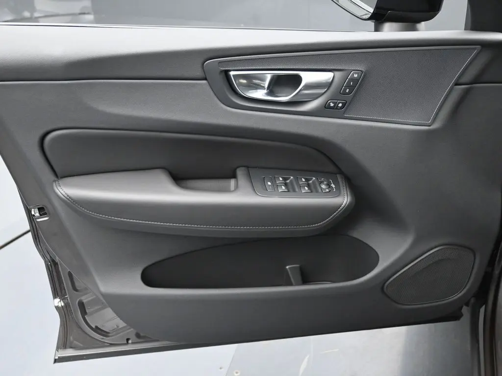 2025 Volvo - image 23