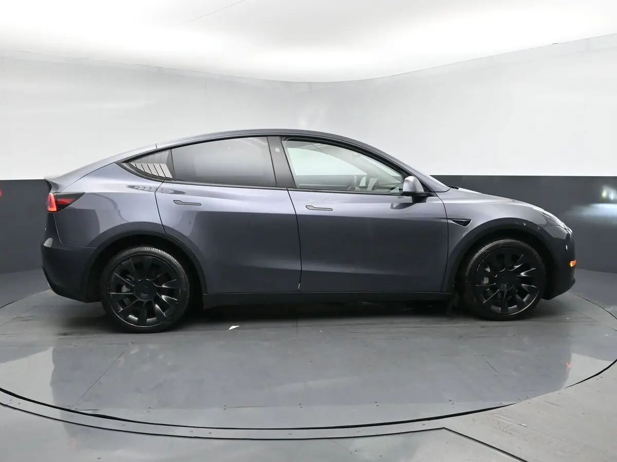 2023 Tesla Model Y photo 3