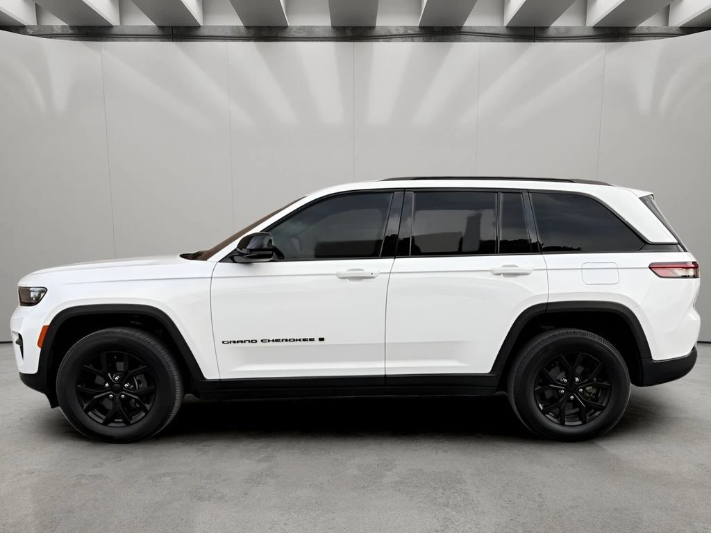 Used 2024 Jeep Grand Cherokee Altitude with VIN 1C4RJHAG8RC715862 for sale in Kansas City