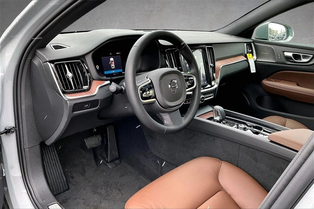 2026 Volvo - image 7