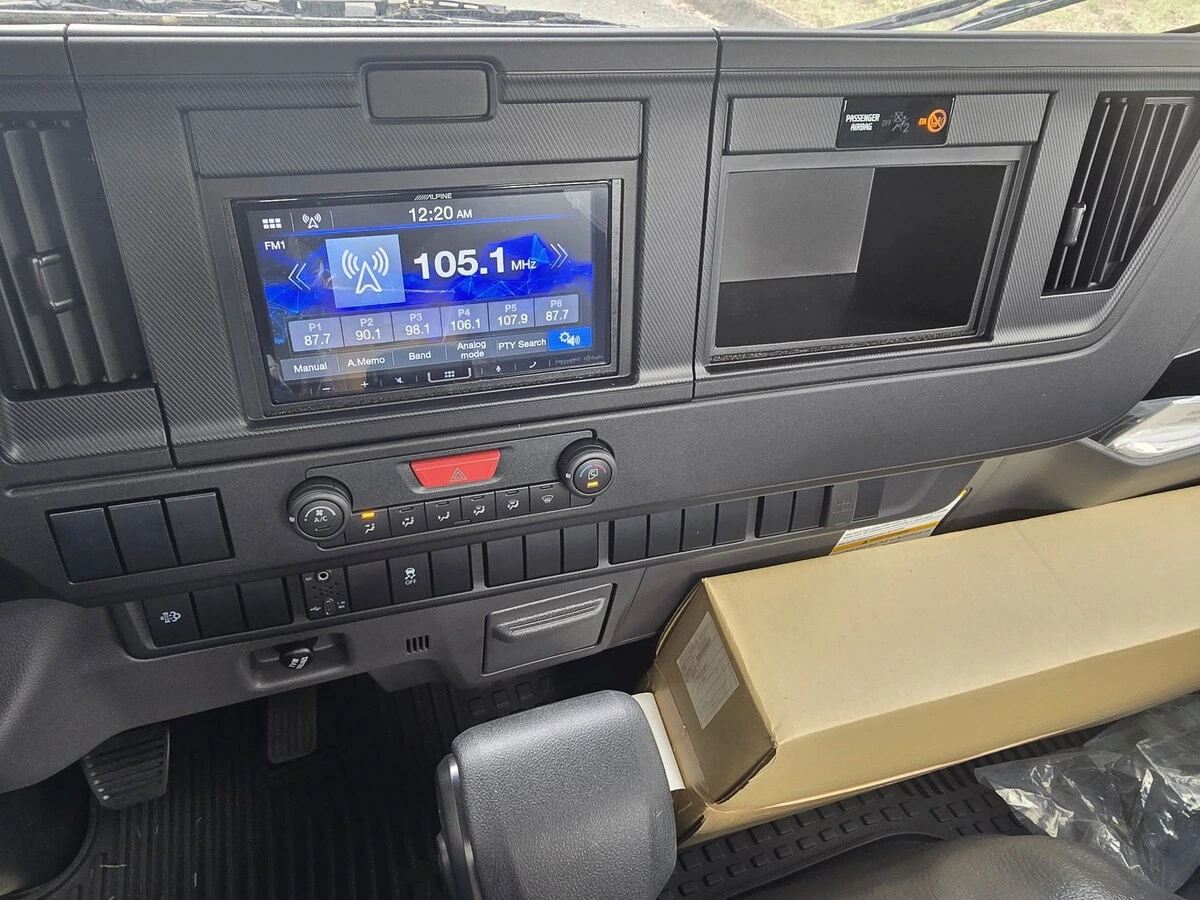 2025 Isuzu NRR in Union, NJ — photo 2
