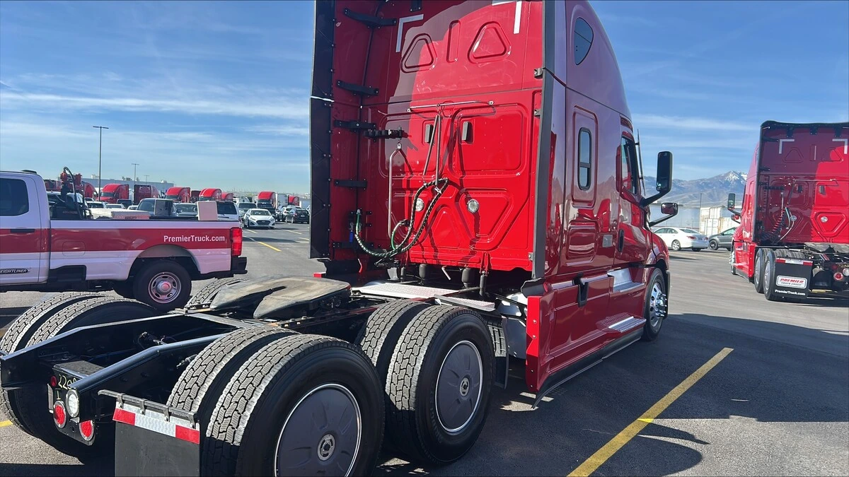 2022 Freightliner Cascadia - image 4