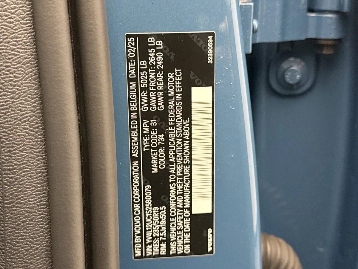 2025 Volvo - image 12