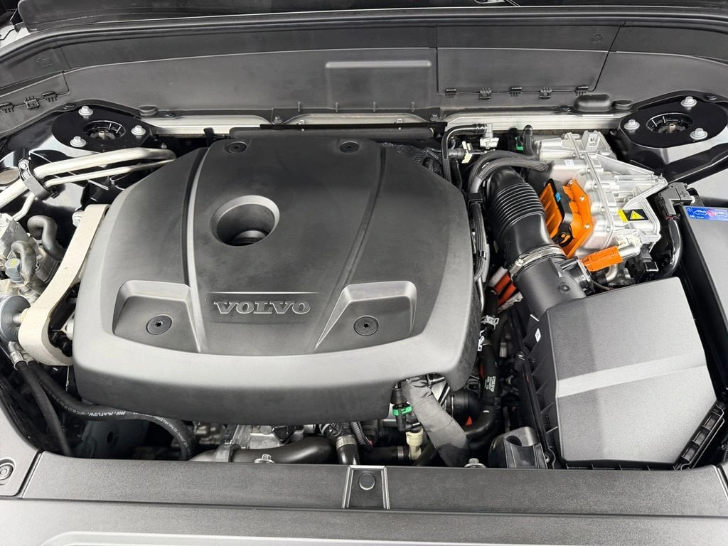 2025 Volvo - image 28