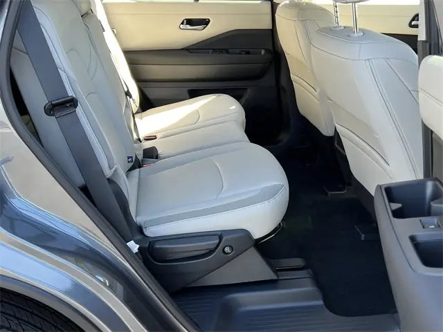 2025 Nissan Pathfinder SL photo 23