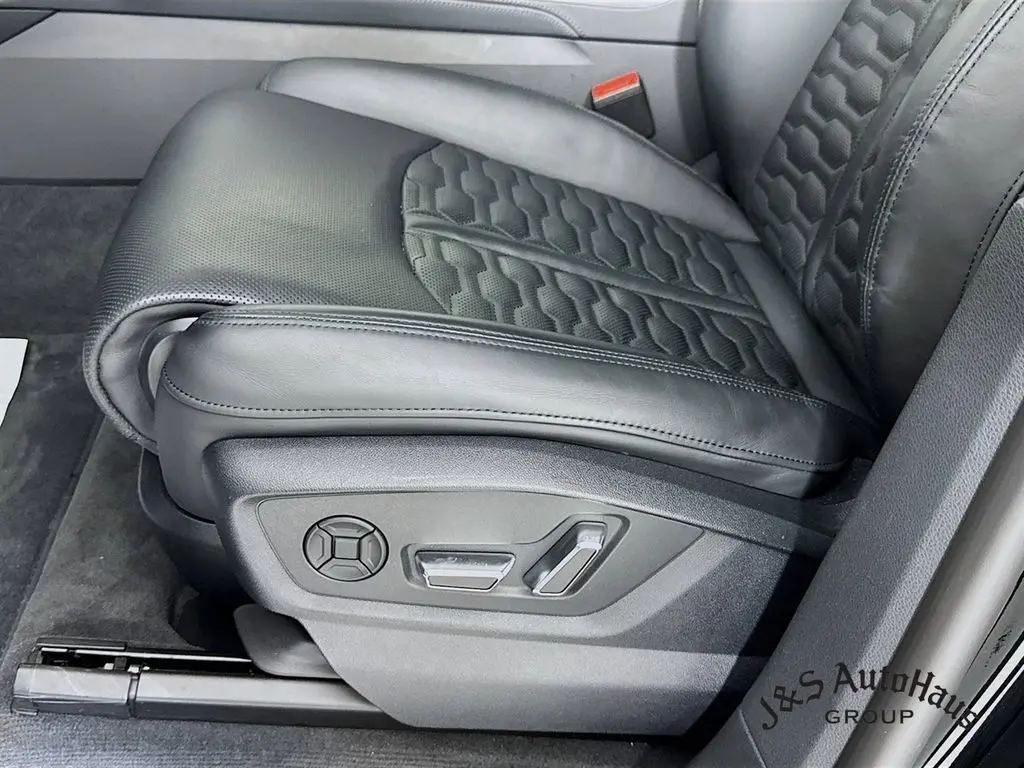 2023 Audi RS Q8 photo 21