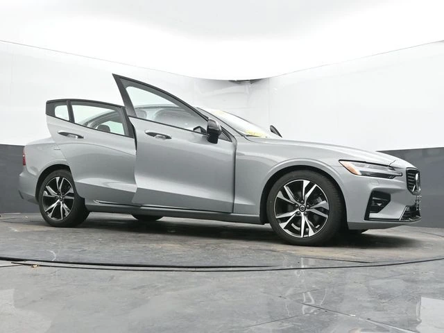 2025 Volvo - image 65