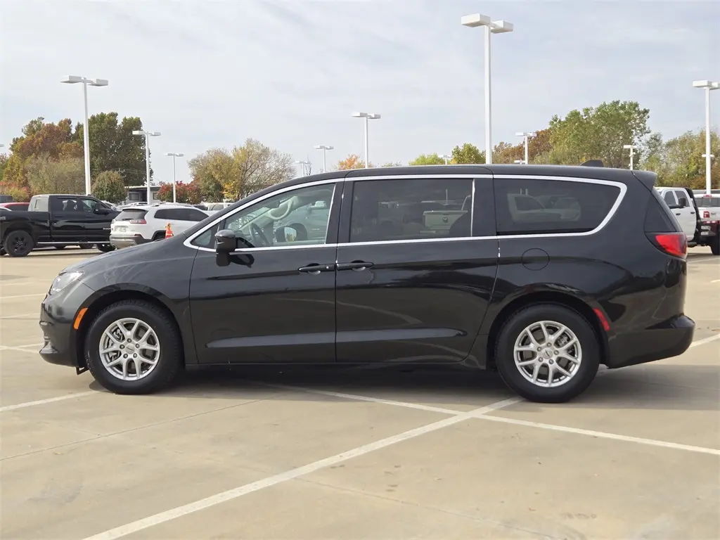 2023 Chrysler Voyager LX photo 4