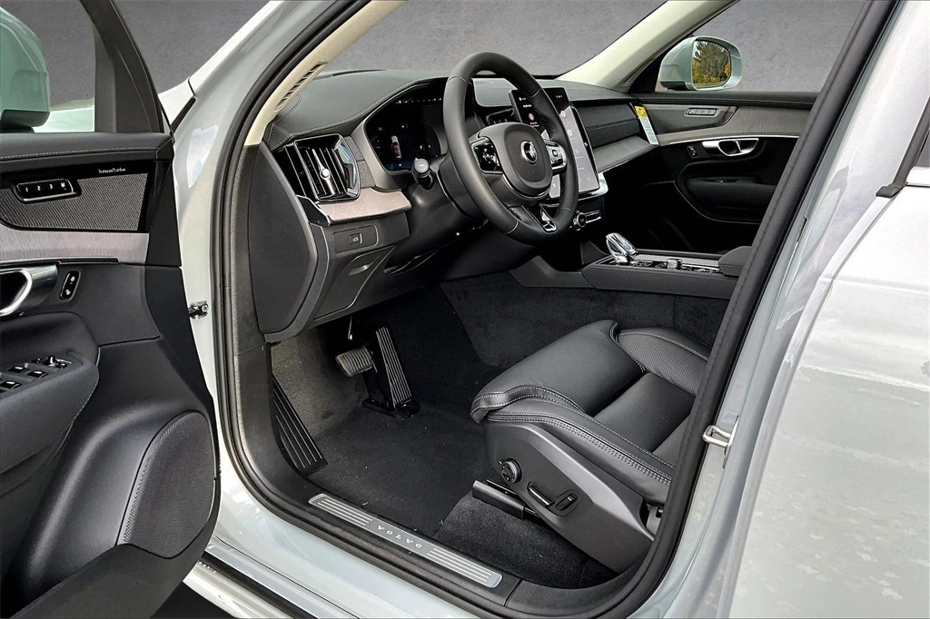 2026 Volvo - image 7