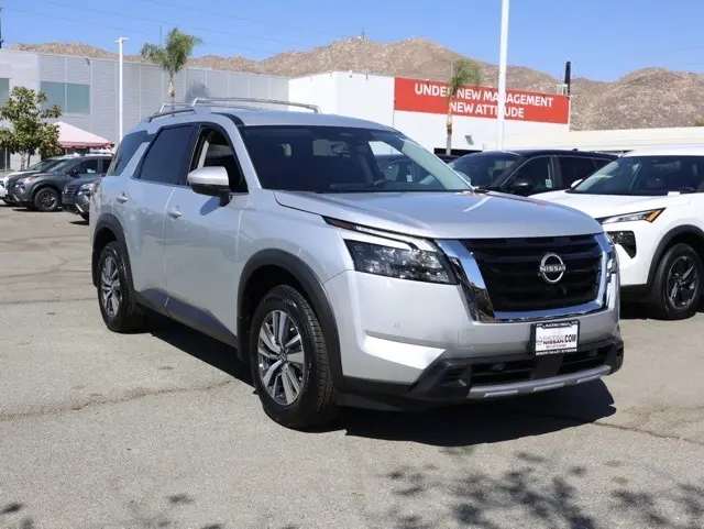 2025 Nissan Pathfinder SL's photo