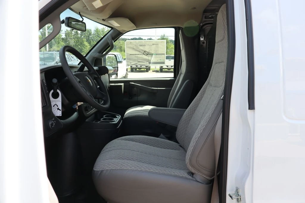 2025 Chevrolet Express Cargo Work Van - Photo 8