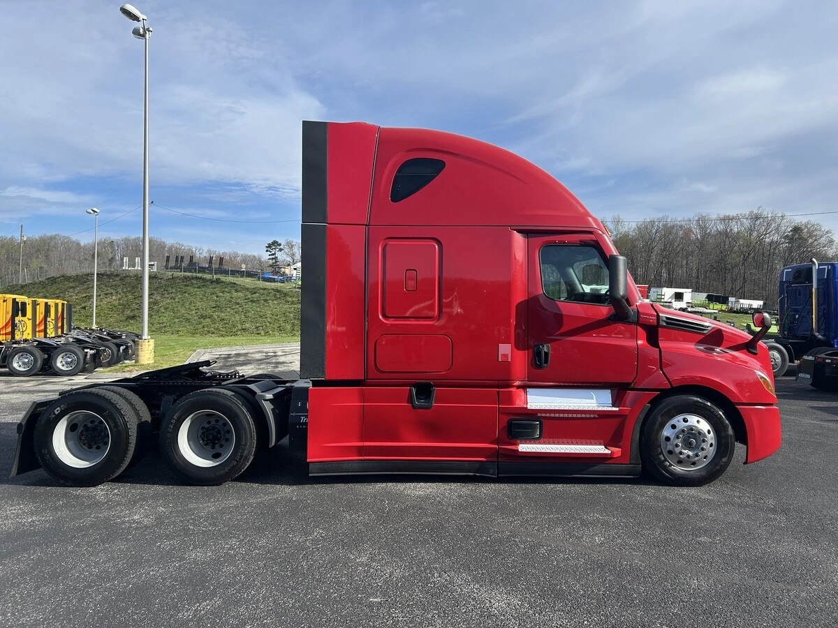 2023 Freightliner Cascadia - image 6
