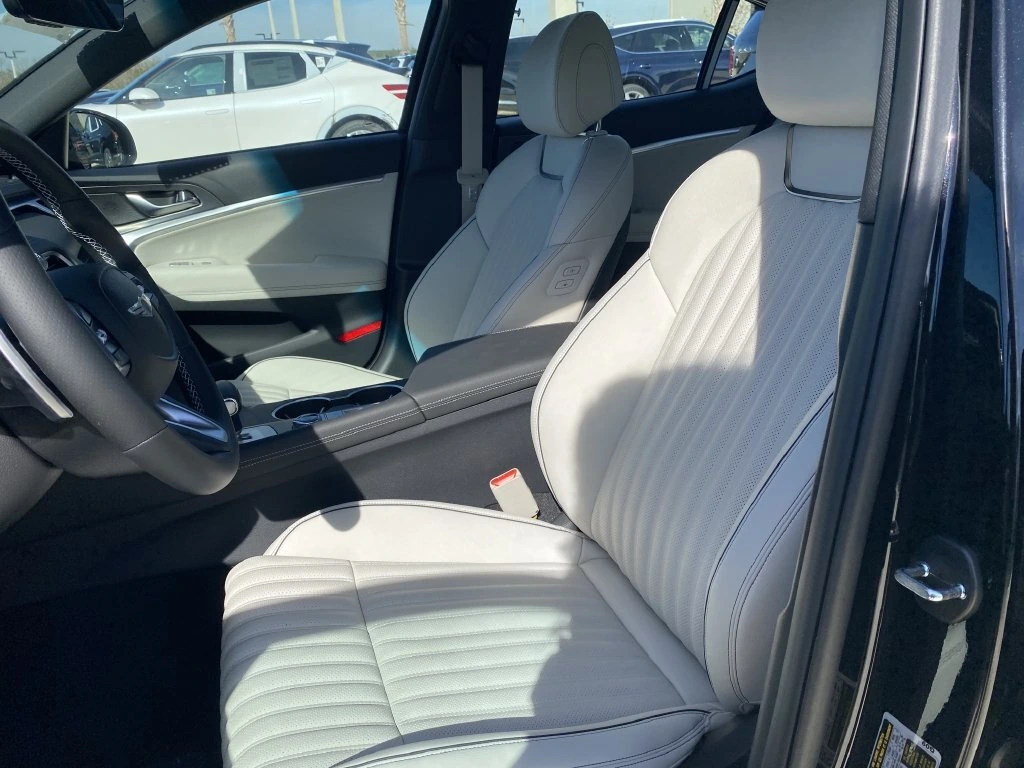 2025 GENESIS G70 Standard - Photo 11
