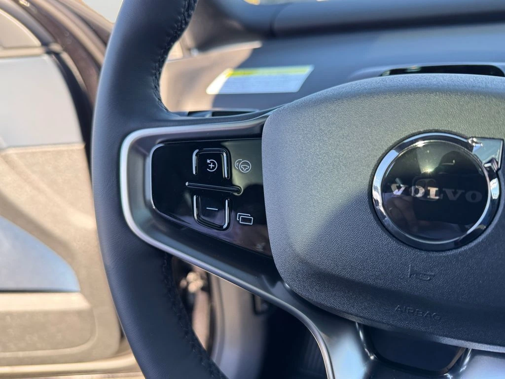 2025 Volvo - image 18