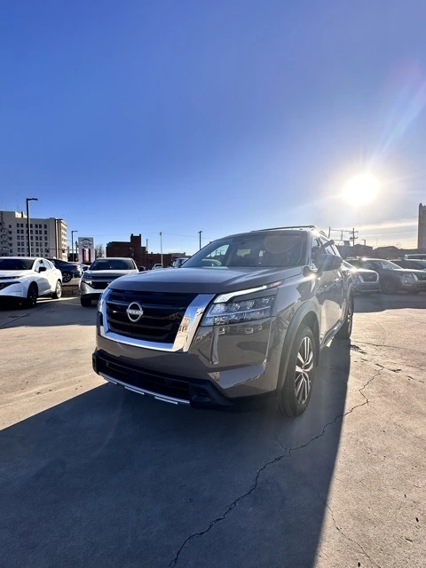 2024 Nissan Pathfinder Platinum's photo