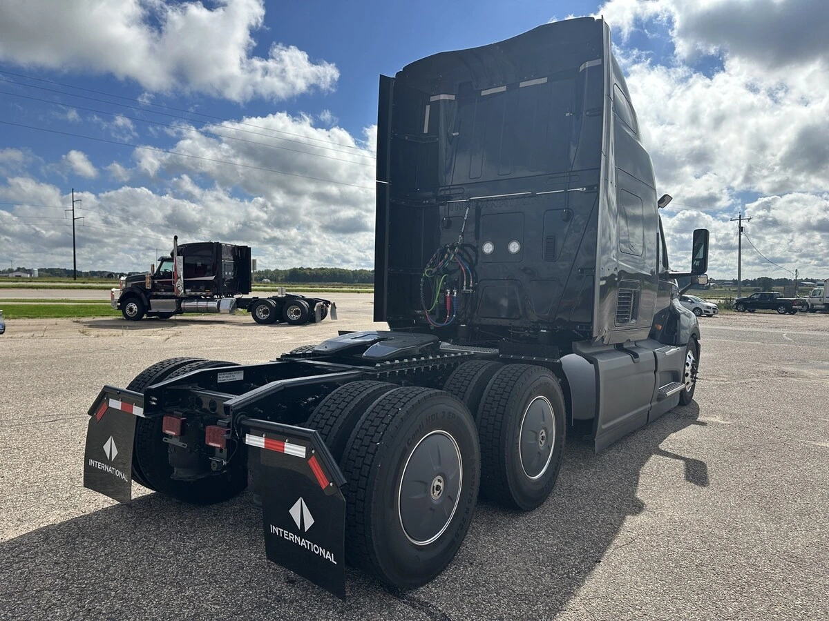 2027 International LT — photo 3