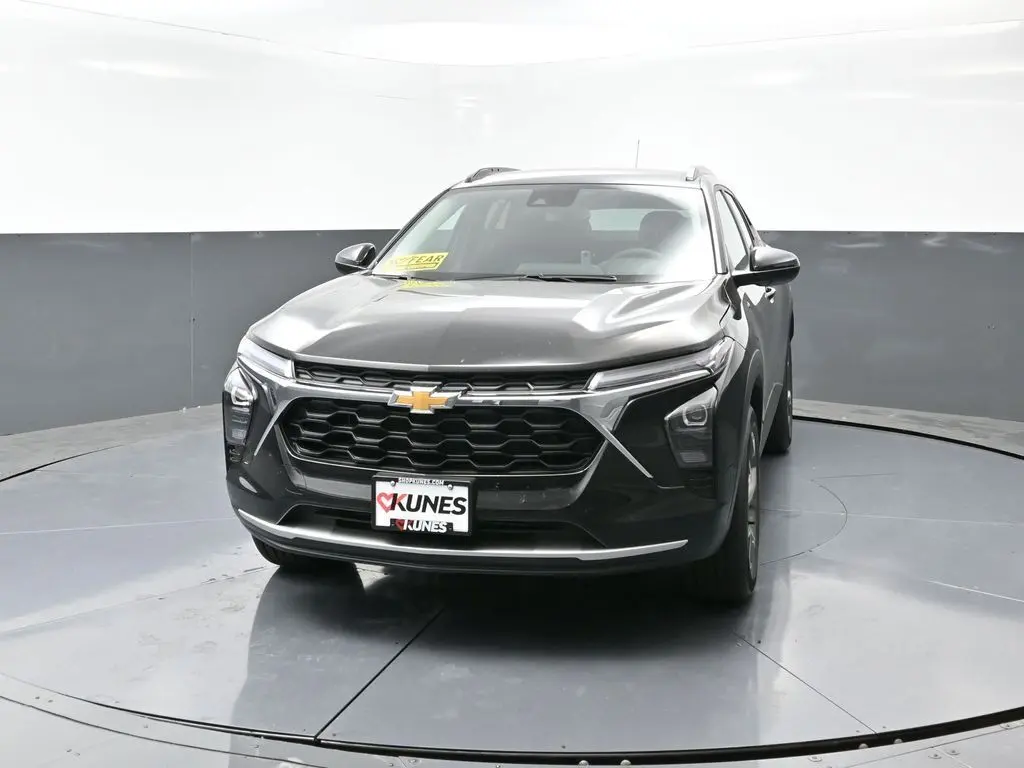 2025 Chevrolet Trax LT photo 2