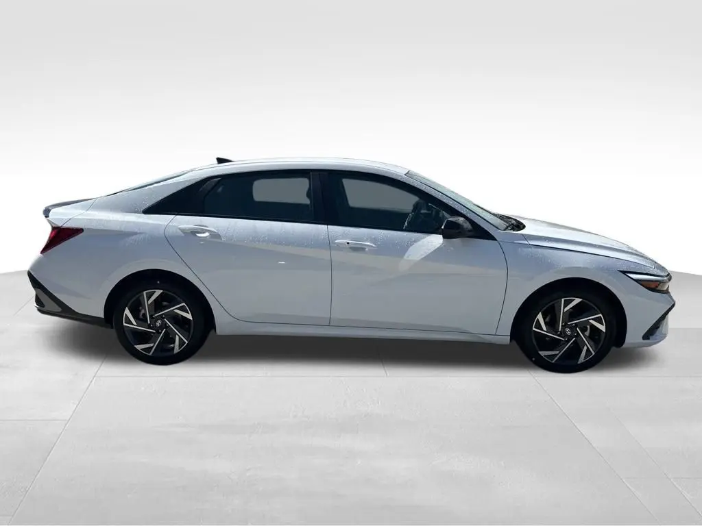 2025 Hyundai Elantra SEL Sport photo 5