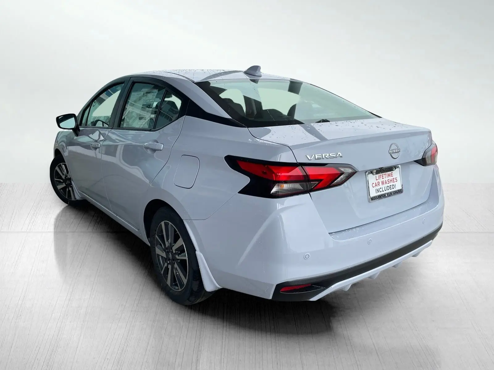 2025 Nissan Versa SV photo 4