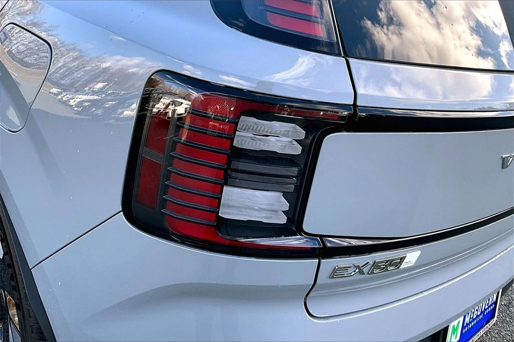 2025 Volvo - image 22