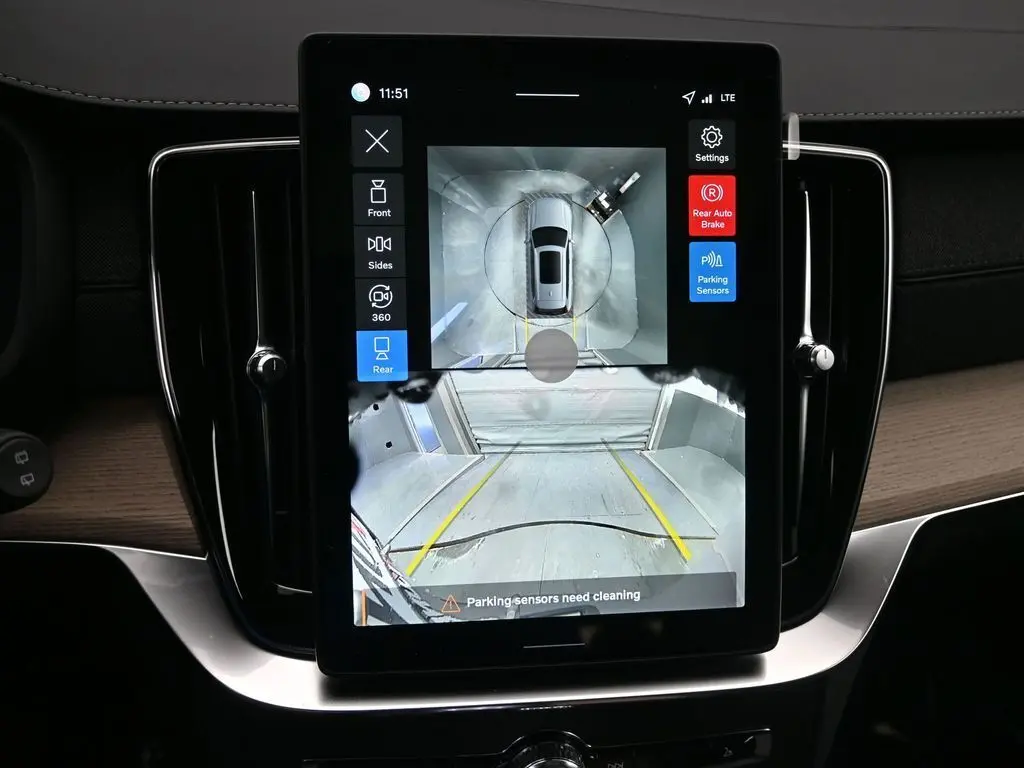 2026 Volvo - image 13