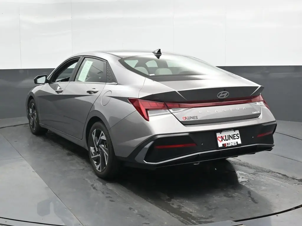 2024 Hyundai Elantra Limited photo 8