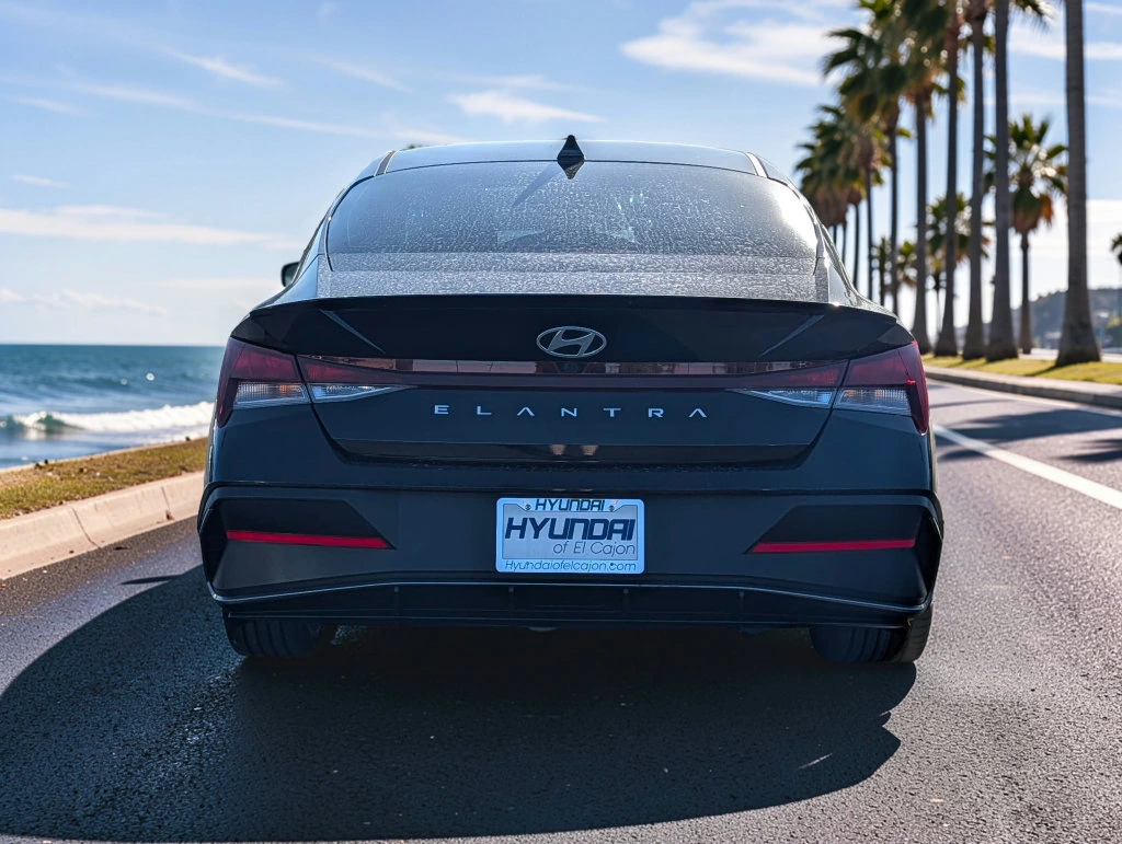 2025 Hyundai Elantra SEL - Photo 6