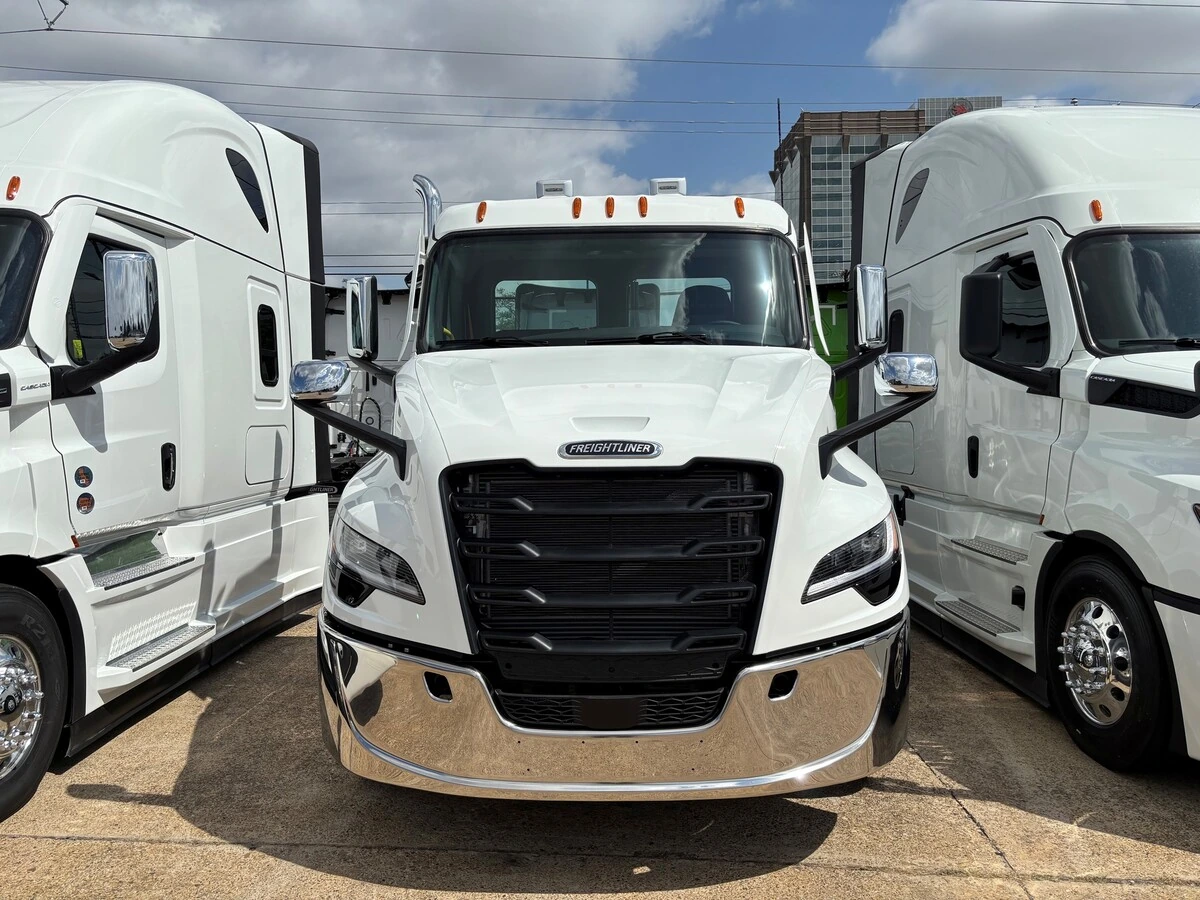 2027 Freightliner Cascadia — photo 8