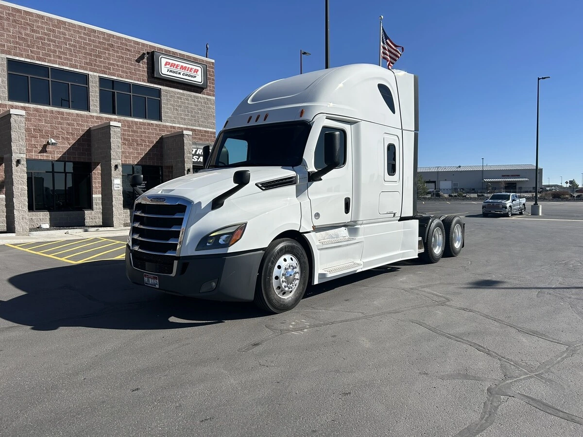 2022 Freightliner Cascadia - image 1