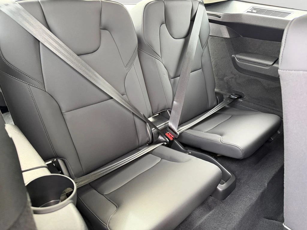 2025 Volvo - image 10