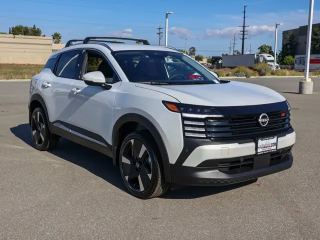 2025 Nissan Kicks SR's photo