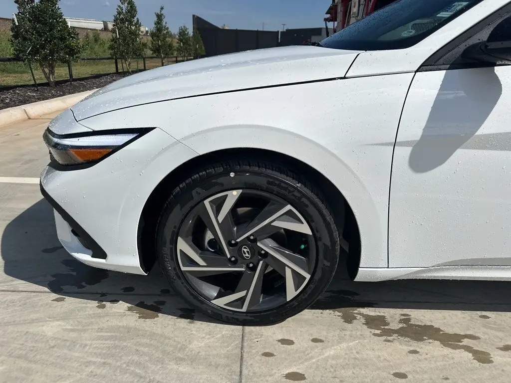 2025 Hyundai Elantra SEL Sport photo 10