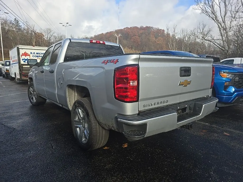 2018 Chevrolet Silverado 1500 Custom photo 2
