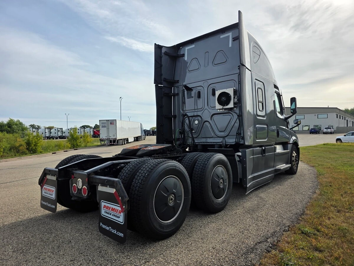 2022 Freightliner Cascadia — photo 5