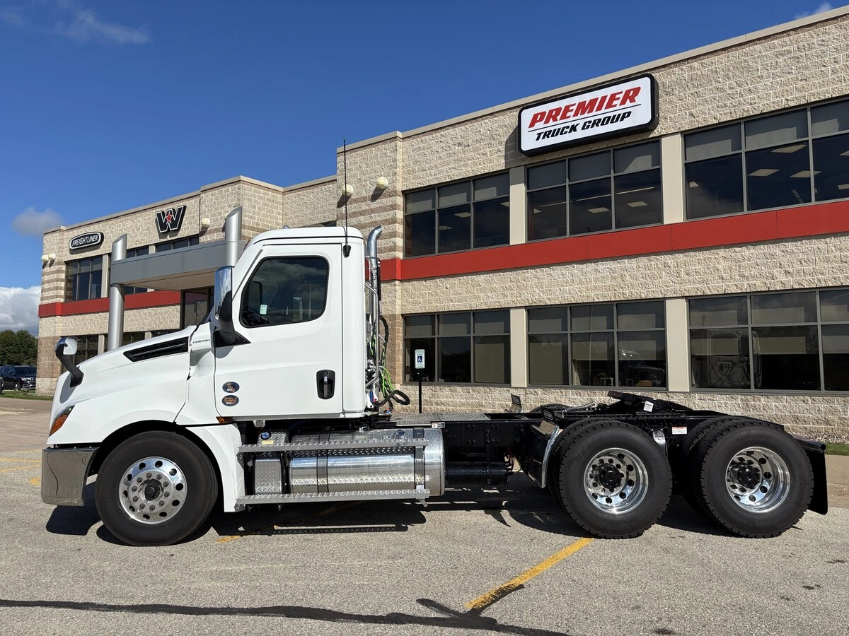 2027 Freightliner Cascadia — photo 8