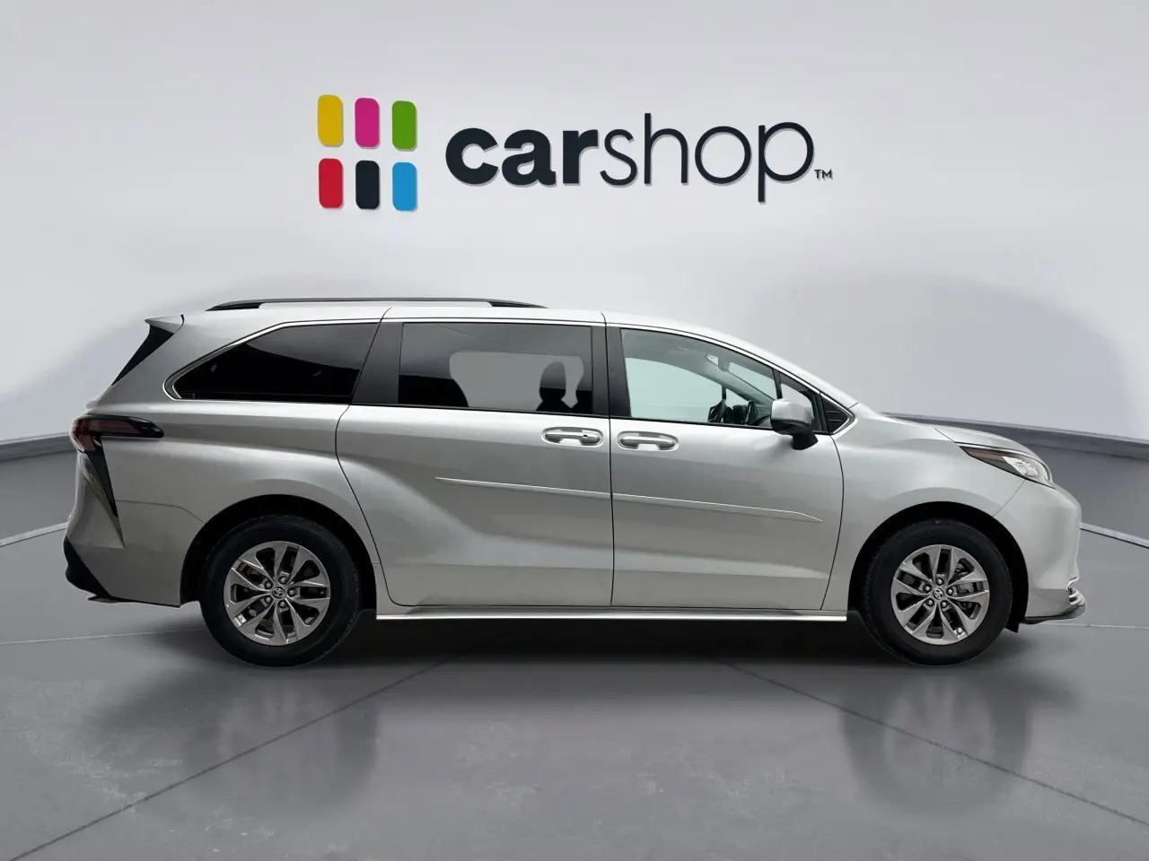 2023 Toyota Sienna XLE photo 6
