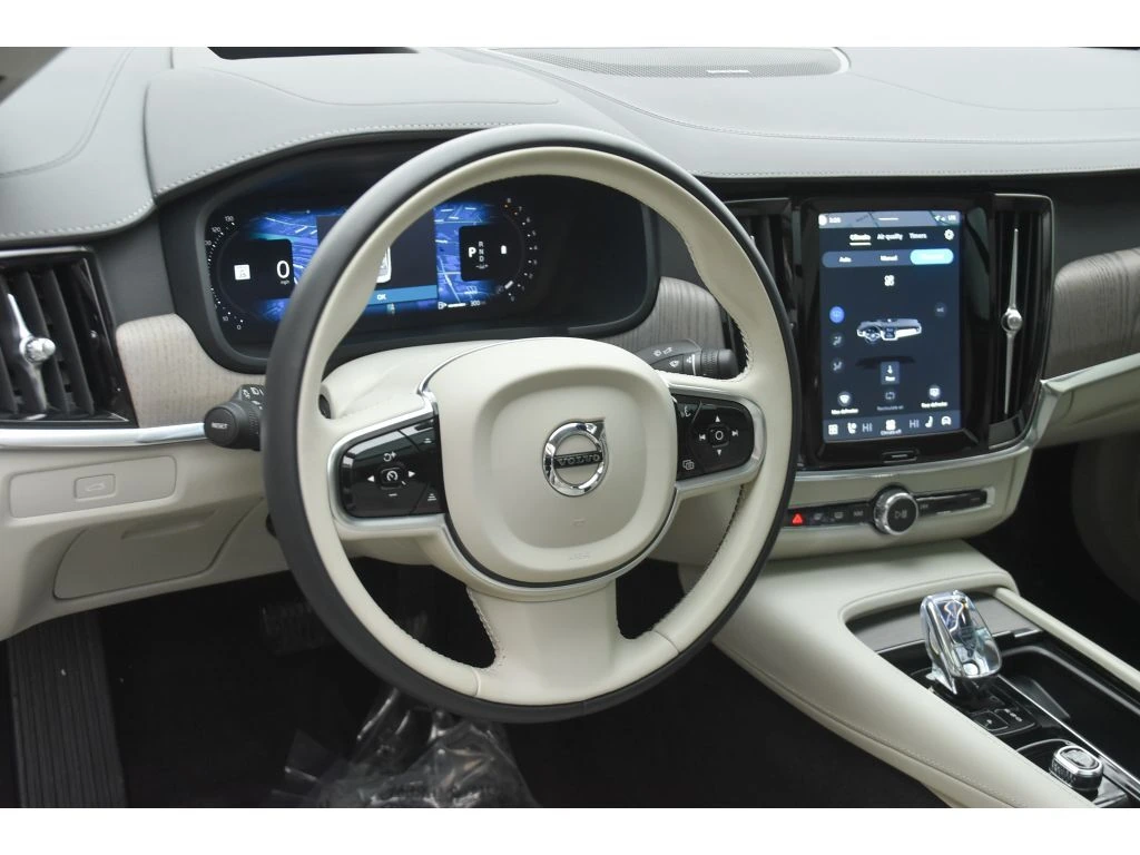 2025 Volvo - image 12