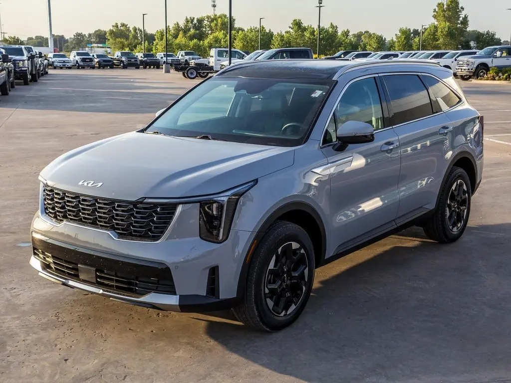 2025 Kia Sorento S photo 3