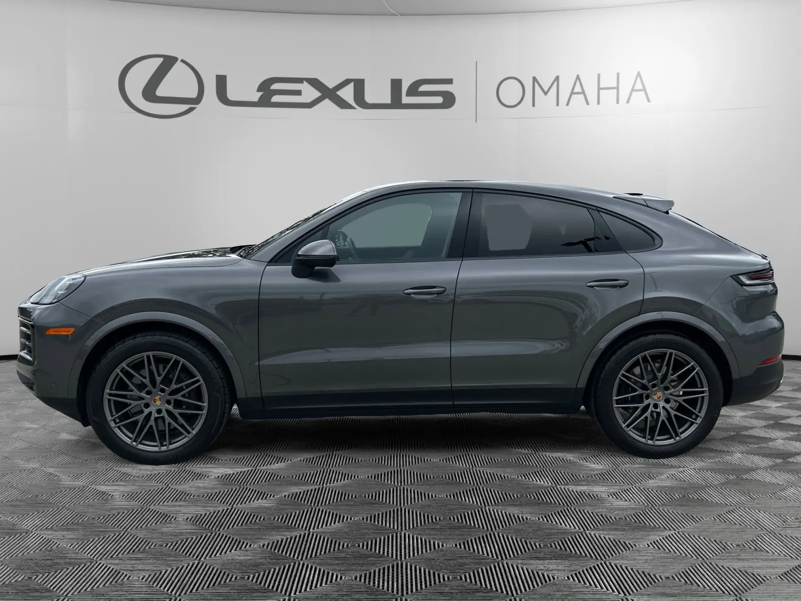 2025 Porsche Cayenne Coupe Base photo 2
