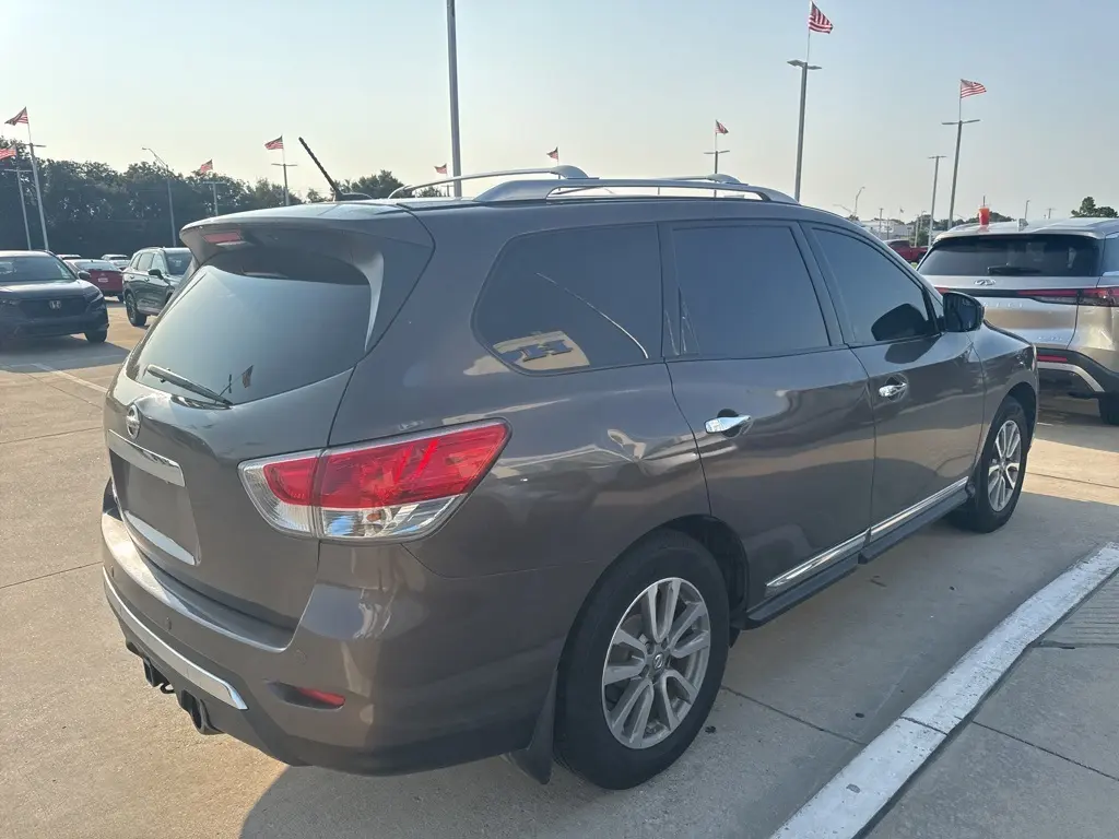 2016 Nissan Pathfinder SL photo 3