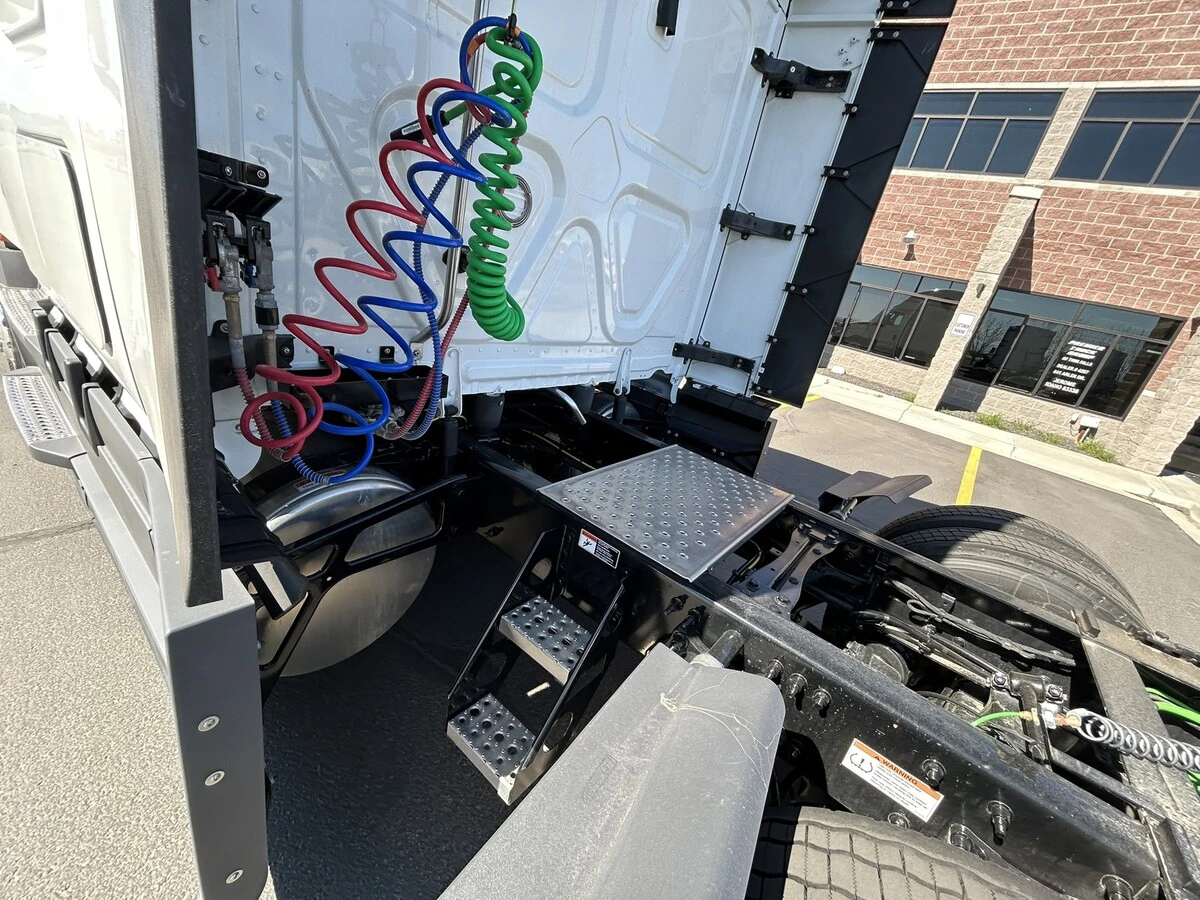 2026 Freightliner Cascadia - image 12