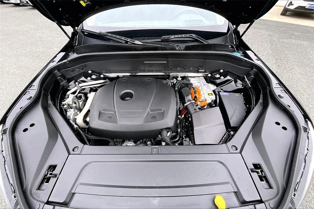 2025 Volvo - image 31