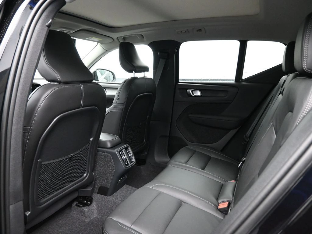 2025 Volvo - image 22