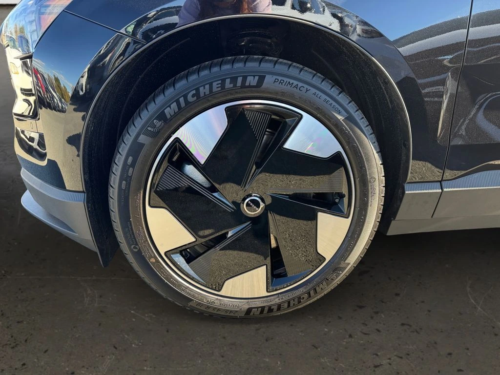 2025 Volvo - image 25