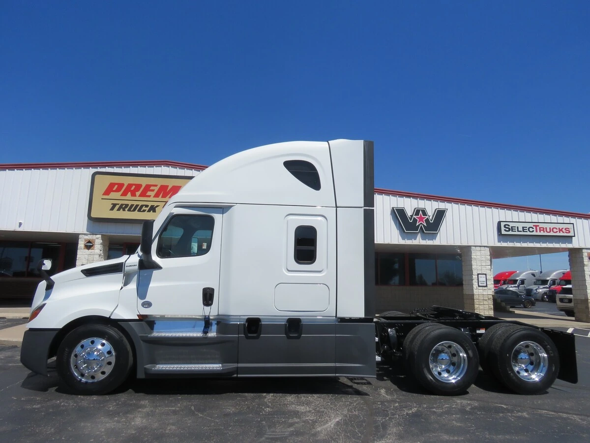 2023 Freightliner Cascadia - image 2