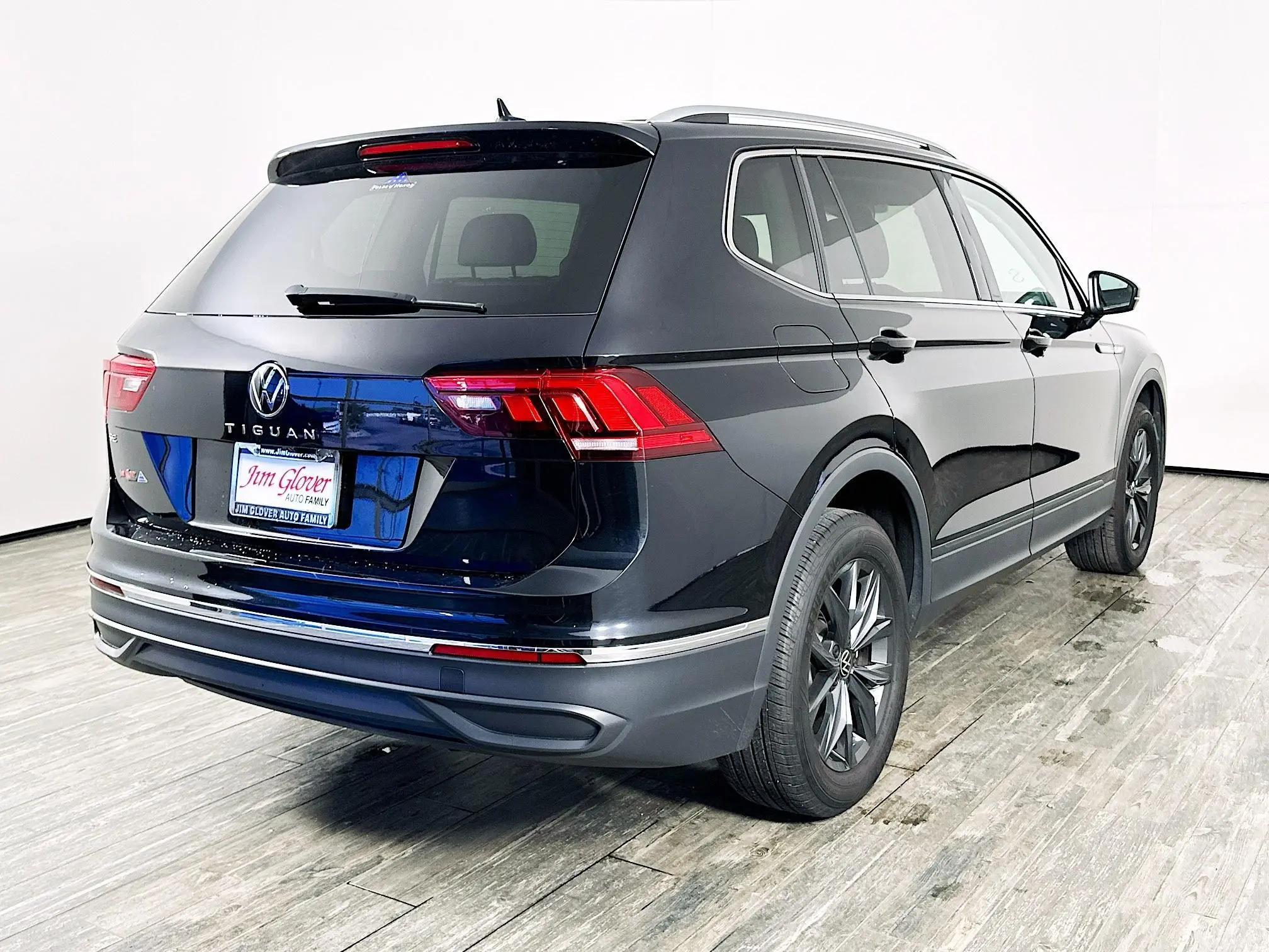 2024 Volkswagen Tiguan SE Wolfsburg Edition photo 4