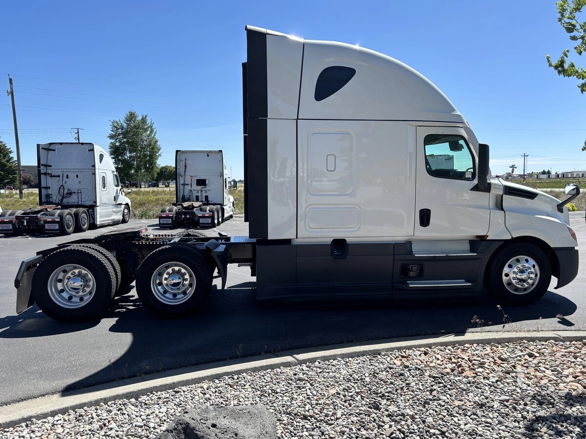 2025 Freightliner Cascadia — photo 5